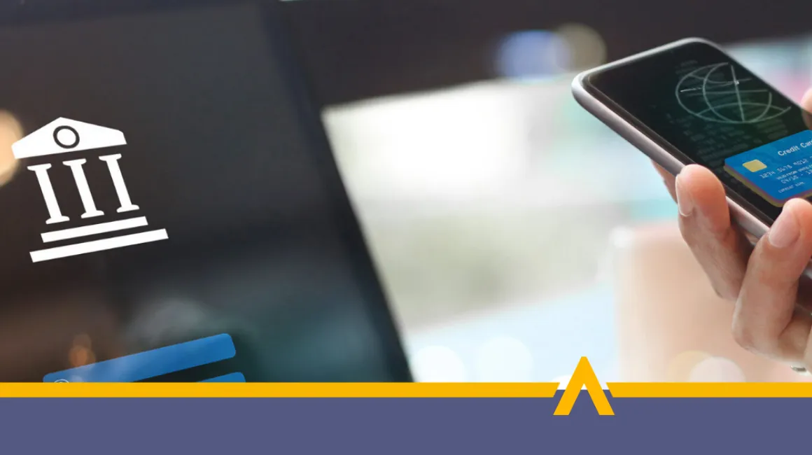 Użytkownik korzystający z usług finansowych na smartfonie z aplikacją bankową i kartą kredytową na ekranie