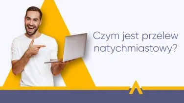 Mężczyzna trzymający laptop i wskazujący na tekst "Czym jest przelew natychmiastowy?"