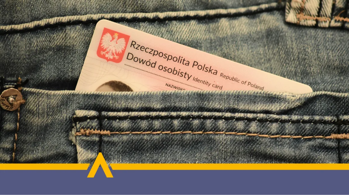 Polski dowód osobisty wystający z tylnej kieszeni jeansów