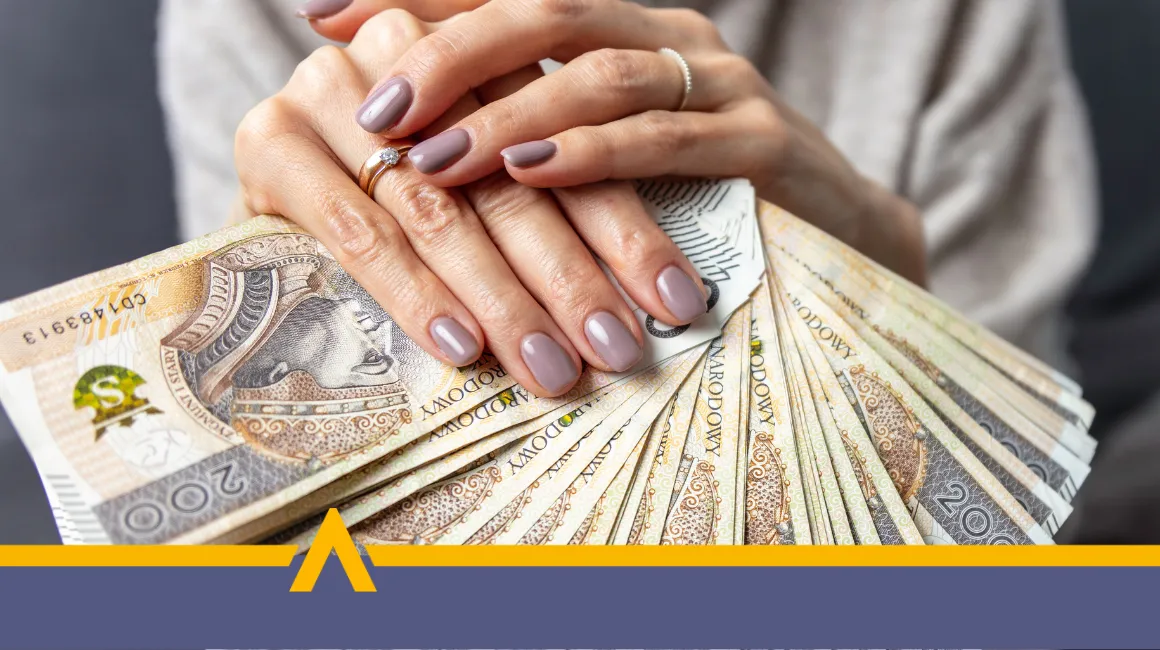 Kobieta trzymająca wachlarz banknotów 200 zł